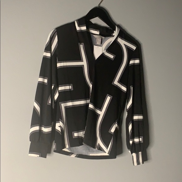 Black stretchy H&M BLOUSE! 🖤🤍 - Picture 1 of 8